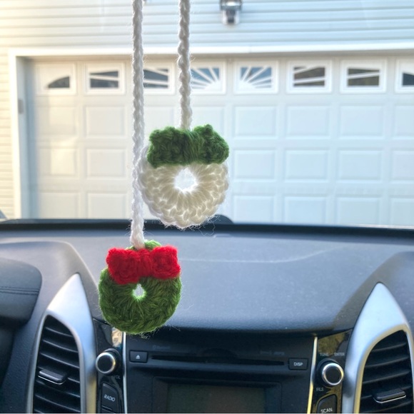 NEW Crochet Green Red & White Holiday Christmas Wreath Car Mirror Accessory - Picture 2 of 3